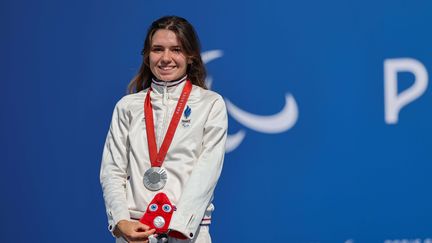 Heidi Gaugain, vice-championne paralympique du contre-la-montre (catégorie C5), lors de la cérémonie de remise des médailles le 4 septembre 2024. (ALEX WHITEHEAD/SWPIX.COM/SIPA)