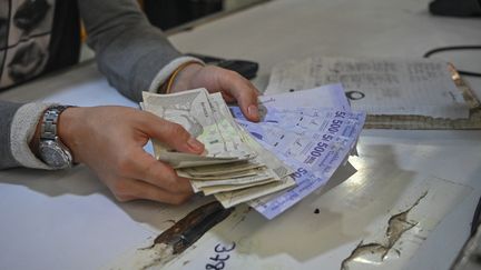 Des billets en bolivar à Caracas au Vénézuéla. Photo d'illustration. (FEDERICO PARRA / AFP)