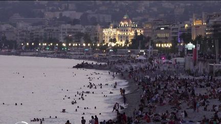 Canicule : vacanciers et locaux suffoquent à Nice (France 2)