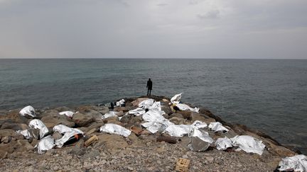 A Vintimille&nbsp;&agrave; la fronti&egrave;re franco-italienne, les migrants dorment sous des couvertures de survie &agrave; m&ecirc;me le sol le 14 juin 2015. La veille, la police italienne a tent&eacute; de disperser les deux cents migrants qui faisaient un sit-in &agrave; la fronti&egrave;re apr&egrave;s avoir &eacute;t&eacute; repouss&eacute;s par la police fran&ccedil;aise. (JEAN-CHRISTOPHE MAGNENET / AFP)