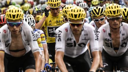 Geraint Thomas, au second plan avec les lunettes blanches,ne pourra plus épauler Chris Froome chez les Sky durant ce Tour 2017