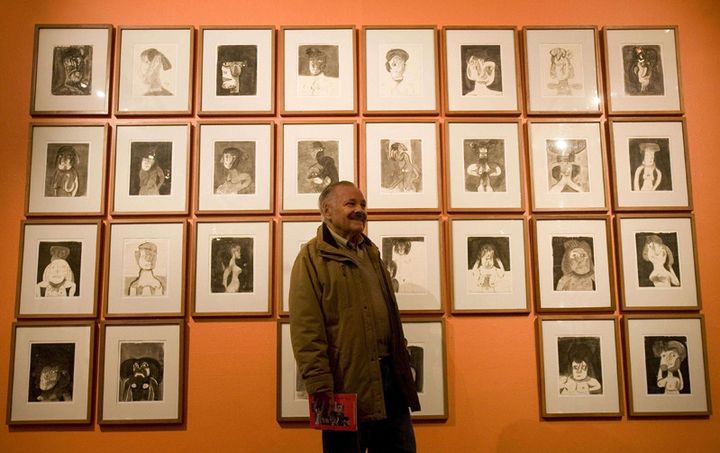 José Luis Cuevas pose devant certains de ses dessins, le 9 juillet 2008 à Mexico
 (Ariana Cubillos / AP / Sipa)