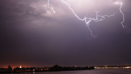 Un orage au-dessus de Bordeaux, le 18 juillet 2014. (MAXPPP)