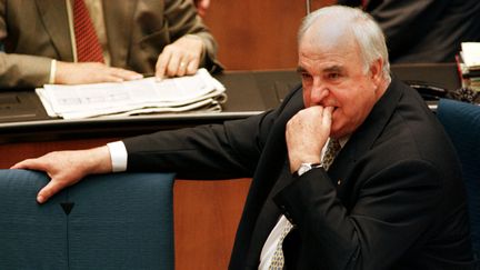 L'ancien chancelier allemand Helmut Kohl participe à une session du parlement à Bonn, le 2 septembre 1998.&nbsp; (MICHAEL URBAN / REUTERS)