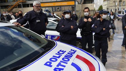 Des policiers à Bordeaux, le 12 juin 2020. (NICOLAS TUCAT / AFP)