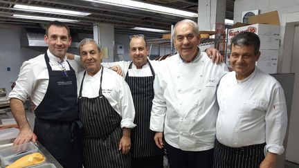 Le chef étoilé français&nbsp;Jean-François Malle au restaurant La vache sur le toit, à Jérusalem, avec le chef&nbsp;Shalom Kadosh. (RADIO FRANCE)