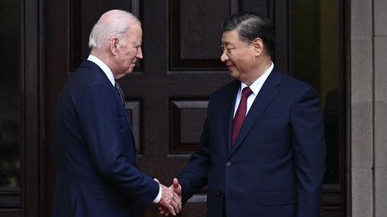 Le président américain Joe Biden et son homologue chinois Xi Jinping se saluent avant leur réunion, à Woodside en Californie (Etats-Unis), le 15 novembre 2023. (BRENDAN SMIALOWSKI / AFP)