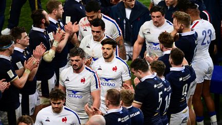 L'équipe de France applaudie à sa sortie du terrain par ses vainqueurs écossais le 26 mars 2021 (MARTIN BUREAU / AFP)