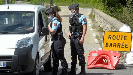 Des gendarmes patrouillent près du village des Plantiers dans le Gard, le 12 mai 2021.&nbsp; (M. ESDOURRUBAILH / MAXPPP)