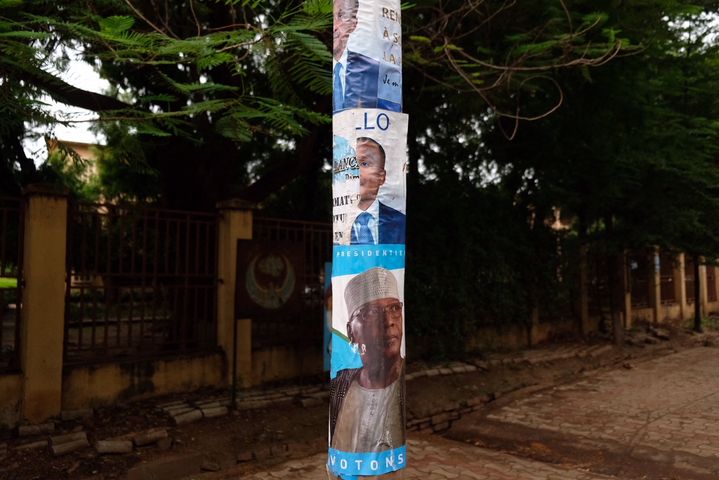 À Bamako (Mali), le 26 juillet 2018, les affiches des candidats à l'élection présidentielle sont collées un peu partout. (NATHANAEL CHARBONNIER / FRANCE-INFO)