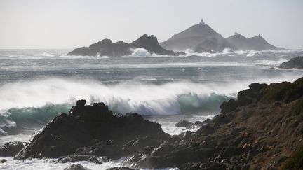 Des vagues s'écrasent sur le littoral de la Corse-du-Sud, à Ajaccio, le 17 janvier 2018. (PASCAL POCHARD-CASABIANCA / AFP)