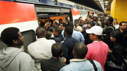 Des usagers du RER &agrave; la station Ch&acirc;telet &agrave; Paris, le 13 mai 2011, pendant un mouvement de gr&egrave;ve.&nbsp; (THOMAS SAMSON / AFP)