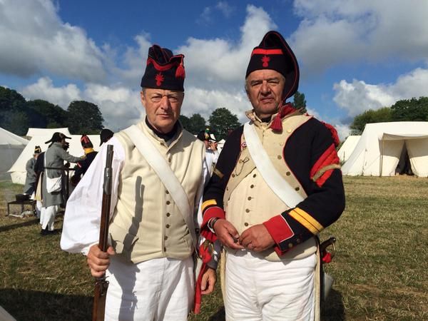 Patrick et Jean-Claude, deux "reconstitueurs" de la bataille de Waterloo, le 20 juin 2015. (BENOIT ZAGDOUN / FRANCETV INFO)