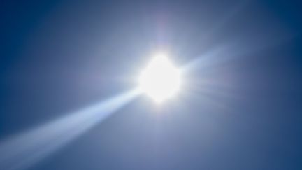 Le ciel bleu photographié à Bourgueil (Indre-et-Loire), le 17 août 2022.&nbsp; (MAGALI COHEN / HANS LUCAS / AFP)