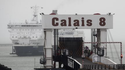 Un ferry entrant au port de Calais en janvier 2020 (photo d'illustration).&nbsp; (YOAN VALAT / EPA)