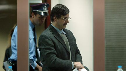 Marc Dutroux, p&eacute;dophile belge condamn&eacute; pour de multiples meurtres et viols d'enfants, lors de son proc&egrave;s, le 3 mai 2004 &agrave; Arlon (Belgique). (THIERRY ROGE / AFP)