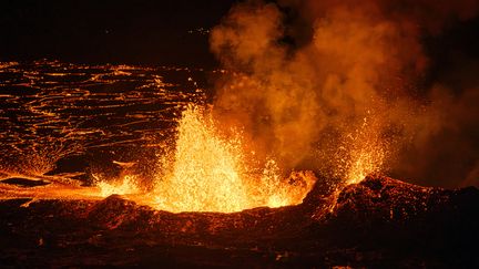 De la lave en fusion près de la ville évacuée de Grindavik (Islande), le 19 décembre 2023. (KRISTINN MAGNUSSON / AFP)