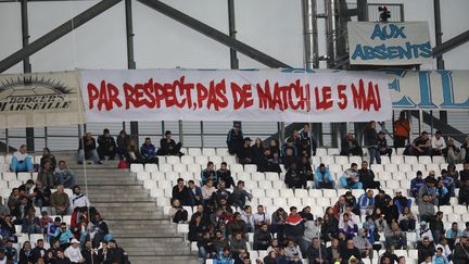 Fin avril 2019, des supporters marseillais déploient une banderolle "par respect, pas de match le 5 mai" au stade Vélodrome.&nbsp; (VALLAURI NICOLAS / PHOTOPQR/LA PROVENCE/MAXPPP)