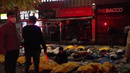 La fête a tourné au drame, à Séoul, en Corée du Sud, dans la soirée du samedi 29 octobre. Une bousculade dans une petite rue de la capitale a causé la mort d'au moins 146 personnes venues célébrer Halloween. (FRANCEINFO)