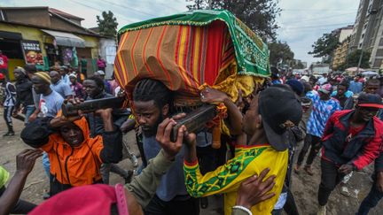 Des personnes assistent aux funérailles d'un jeune homme de 19 ans tué lors des manifestations antigouvernementales, à Nairobi, au Kenya, le 28 juin 2024. (GERALD ANDERSON / ANADOLU / AFP)