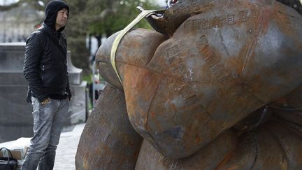 Liu Bolin devant son oeuvre "Iron fist" en cours dinstallation au Grand Palais
 (JOEL SAGET / AFP)