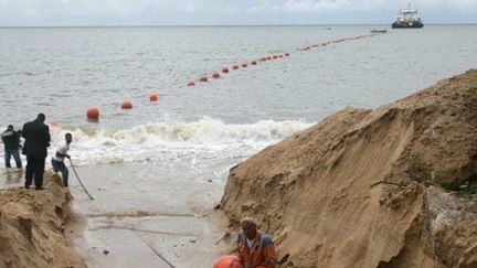 L'arrivée du câble internet haut débit ACE sur les côtes gabonaises (27-10-2011) (AFP - STRINGER)