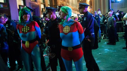 Des policiers am&eacute;ricains arr&ecirc;tent des manifestants lors de la Semaine pour le climat organis&eacute;e avant le sommet aux Nations unies, le 22 septembre 2014, &agrave; New&nbsp;York (Etats-Unis). (BRYAN THOMAS / GETTY IMAGES NORTH AMERICA / AFP)