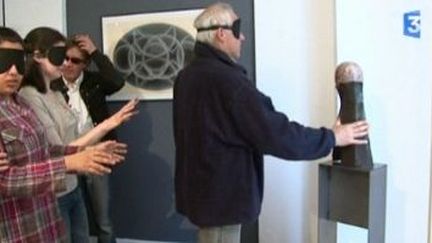 Visite tactile au Musée d&#039;art et d&#039;histoire à Dreux
 (Culturebox)