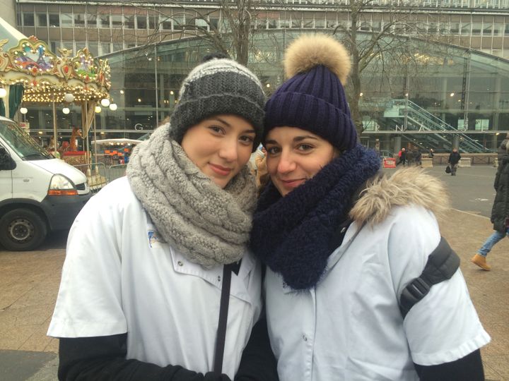 Déborah et Charline, 25 et 28 ans, infirmières à l'AP-HP, le 24 janvier 2017 sur le parvis de Montparnasse, à Paris. (CATHERINE FOURNIER / FRANCE INFO)