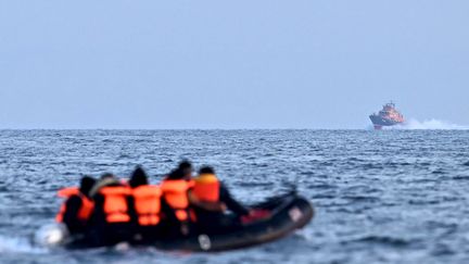 Des migrants tentant de traverser la Manche. (photo d'illustration) (BEN STANSALL / AFP)