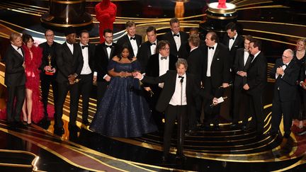 Les producteurs et l'équipe de "Green Book" fêtent&nbsp;leur victoire à l'Oscar du meilleur film, lors de la 91e cérémonie des Academy Awards, le 24 février 2019 à Hollywood (Etats-Unis). (VALERIE MACON / AFP)