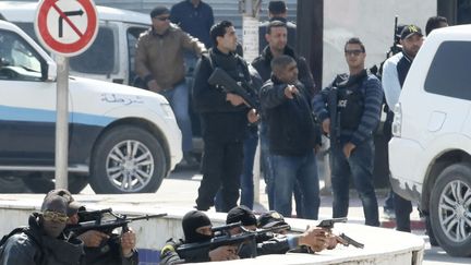 Des policiers arm&eacute;s sont post&eacute;s autour du Parlement &agrave; Tunis (Tunisie), le 18 mars 2015. (ZOUBEIR SOUISSI / REUTERS)