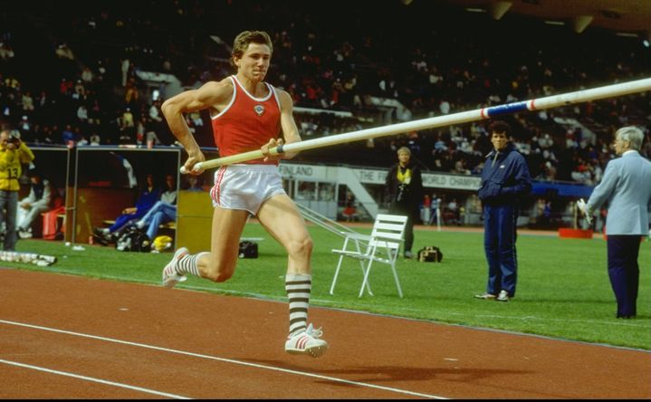 Le perchiste ukrainien Serguei Bubka lors des championnats du monde d'athl&eacute;tisme de 1983, &agrave; Helsinki (Finlande). (TONY DUFFY / GETTY IMAGES)