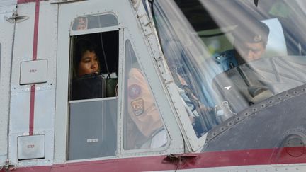 La jeune Rimsha a &eacute;t&eacute; emport&eacute;e par un h&eacute;licopt&egrave;re &agrave; sa sortie de prison au Pakistan, le 8 septembre 2012. (FAROOQ NAEEM / AFP)