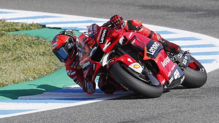 Francesco Bagnaia (Ducati) lors de la première séance d'essais libres du Grand Prix d'Espagne, sur le circuit de Jerez, le 29 avril 2022 (JOSE MANUEL VIDAL / EFE via MaxPPP)