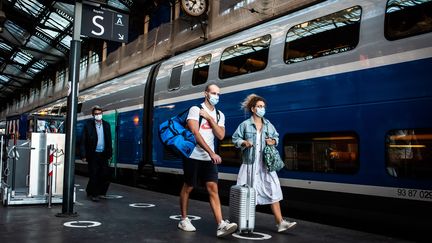 Des passagers masqués à la gare de Lyon, à Paris, le 3 juillet 2020. (BENJAMIN MENGELLE / HANS LUCAS)