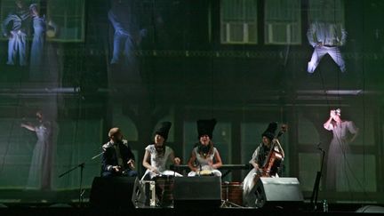 Le groupe ukrainien DakhaBrakha participant à la pièce "Le Rêve de la route perdue" avec la compagnie Dahk theater, à Perm en mai 2010
 (Igor Kataev / RIA NOVOSTI)