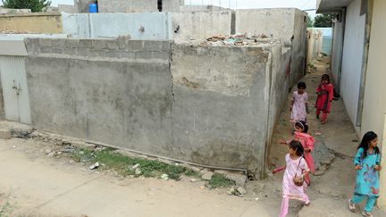 Des enfants &agrave; c&ocirc;t&eacute; de la maison o&ugrave; vivait Rimsha, dans le quartier de Mehrabad, &agrave; Islamabad.&nbsp; (AAMIR QURESHI / AFP)