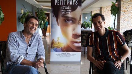 Le chanteur et écrivain Gaël Faye et le réalisateur Eric Barbier à Kigali pour l'avant-première du film "Petit Pays" (7 mars 2020) (SIMON WOHLFAHRT / AFP)