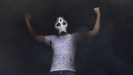 Un supporter du Zenit Saint-Petersbourg avec un t-shirt o&ugrave; est &eacute;crit "bienvenue en enfer", lors d'un match de championnat face au CSKA Moscou, &agrave; Saint-Petersbourg, le 21 septembre 2008. (ALEXANDER DEMIANCHUK / REUTERS)