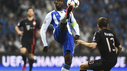 Jackson Martinez (Porto) s'impose devant Rafinha (Bayern Munich) (FRANCISCO LEONG / AFP)