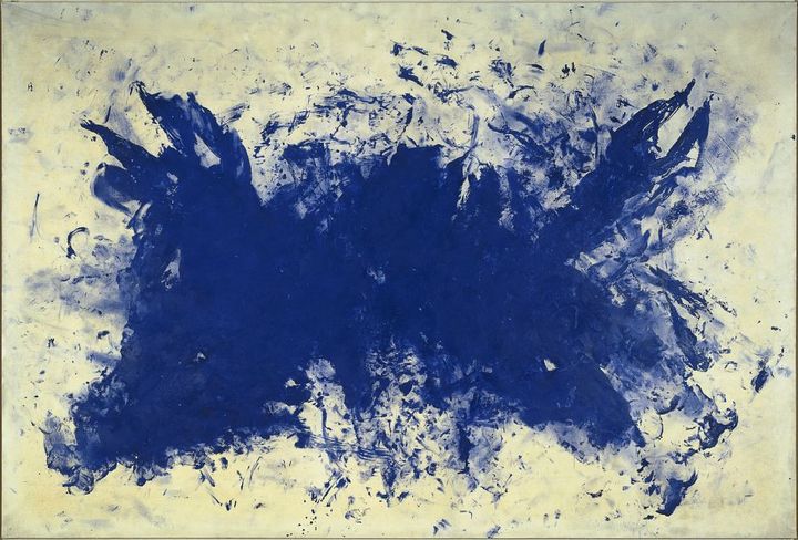 Yves Klein,&nbsp;Grande Anthropophagie bleue, Hommage à Tennessee Williams, (ANT 76), 1960.&nbsp;Pigment pur et résine synthétique sur papier marouflé sur toile, 407 x 275 cmParis, Centre Pompidou, Musée national d'art moderne (© Succession Yves Klein c/o Adagp, Paris, 2020 © Philippe Migeat - Centre Pompidou, MNAM-CCI /Dist. RMN-GP)