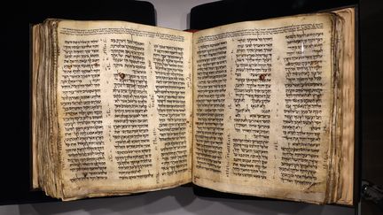 Le "Codex Sassoon", la première édition la plus complète de la bible hébraïque, photographié le 22 mars 2023 au Musée ANU du peuple juif à Tel-Aviv. (JACK GUEZ / AFP)