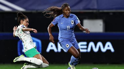 La Française Kadidiatou Diani (droite) et la Portugaise Ana Dias lors d'un match de la France contre le Portugal, dans le cadre de la Ligue des nations, à Valenciennes (Nord), le 22 septembre 2023. (FRANCK FIFE / AFP)