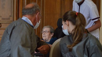 Gilles est venu rendre visite à sa mère Yvonne, avec sa petite-fille&nbsp;Lucie. (FRANCEINFO / RADIOFRANCE)