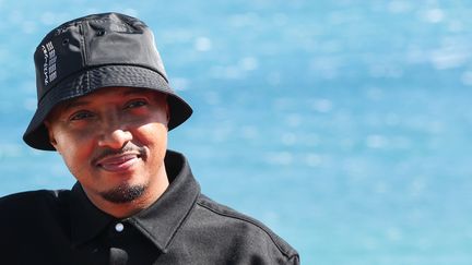 Le chanteur français Said M'Roumbaba alias Soprano pose lors du photocall de "Soprano, à la vie a la mort" le jour de l'ouverture du 5e Festival international des séries de Cannes (Canneseries), le 1er avril 2022 (VALERY HACHE / AFP)