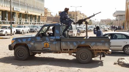 Des soldats de Khalifa Haftar patrouillent dans Sebha, ville du sud libyen. (/ AFP)