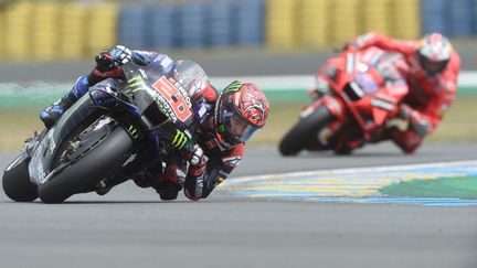 Fabio Quartararo (Monster Energy Yamaha) devance, au loin, Jack Miller (Ducati Lenovo Team) sur le Grand Prix de France, dimanche 16 mai, au Mans. (JEAN-FRANCOIS MONIER / AFP)