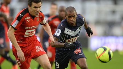 Le Rennais Romain Danzé à la lutte avec le Bordelais Diego Rolan (NICOLAS TUCAT / AFP)