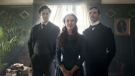 Image du film Enola Holmes. De droite à gauche : Henry Cavill (Sherlock Holmes), Millie Bobby Brown (Enola Holmes) et Sam Claflin (Mycroft Holmes).&nbsp; (ROBERT VIGLASKI /LEGENDARY ©2020)